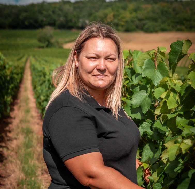 Collaboratrice de la Cave d'Azé dans les vignes